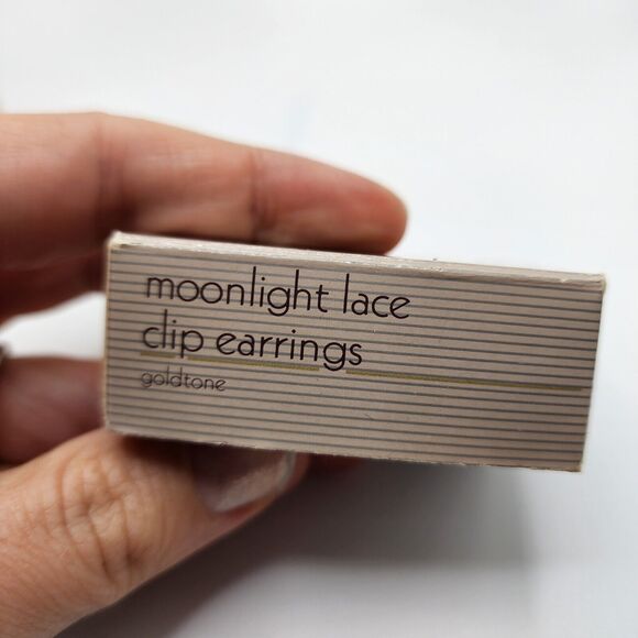 Vintage 80s AVON Moonlight Lace Fan Shaped Gold Tone Clip On Faux Pearl Earrings - Picture 5 of 6